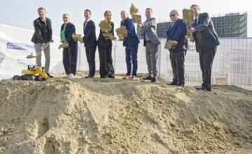 Gemeinsamer symbolischer Spatenstich für das CDVP mit (von links) Architekt Stefan Bötel, Aachens Oberbürgermeisterin Sibylle Keupen, Professor Thomas Bergs, NRW-Wirtschaftsministerin Mona Neubaur, RWTH-Rektor Professor Ulrich Rüdiger, Regierungspräsident Dr. Thomas Wilk, RWTH-Kanzler Manfred Nettekoven und Städteregionsrat Dr. Tim Grüttemeier.