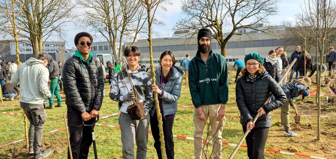 Beste Laune beim Gärtnern. Rund 100 Freiwillige waren gekommen, um am Campus Melaten einen „Tiny Forest“ anzulegen.
