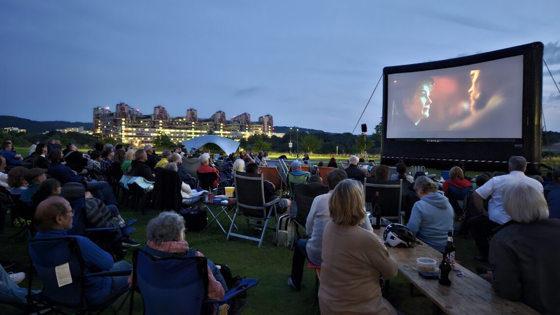 Freiluftkino auf dem Campus-Balkon