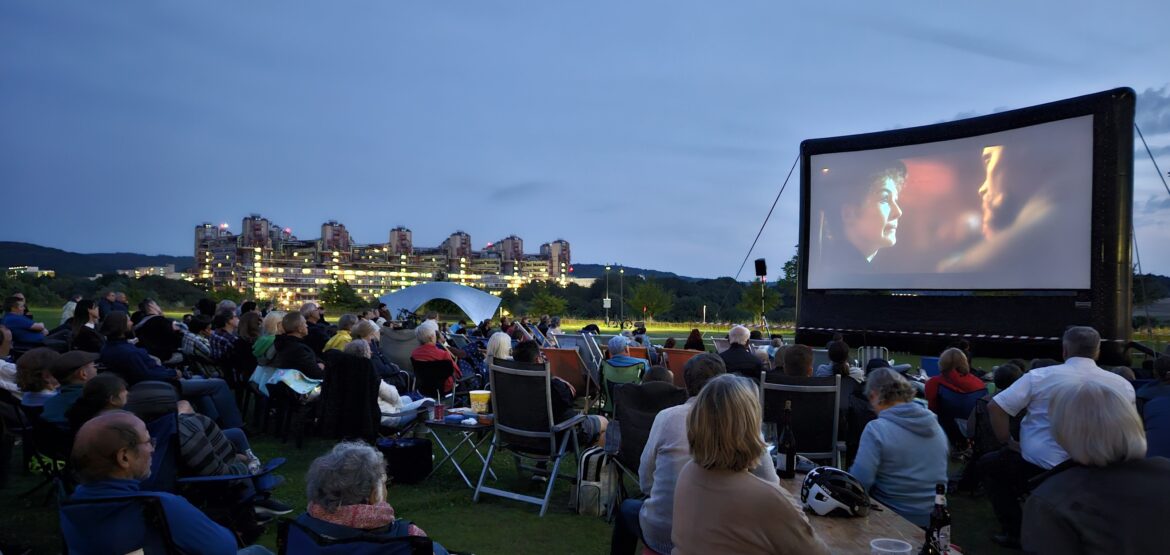 Freiluftkino auf dem Campus-Balkon