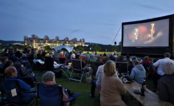 Freiluftkino auf dem Campus-Balkon