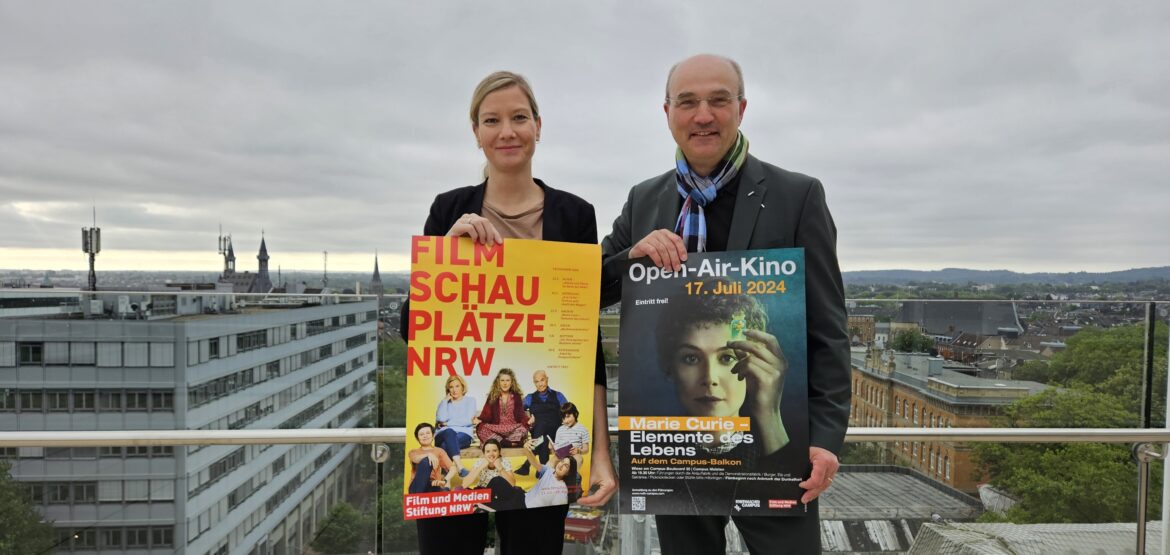 Projektleiterin Dr. Mareike Neumann und RWTH-Rektor Prof. Ulrich Rüdiger präsentieren die offiziellen Filmplakate.
