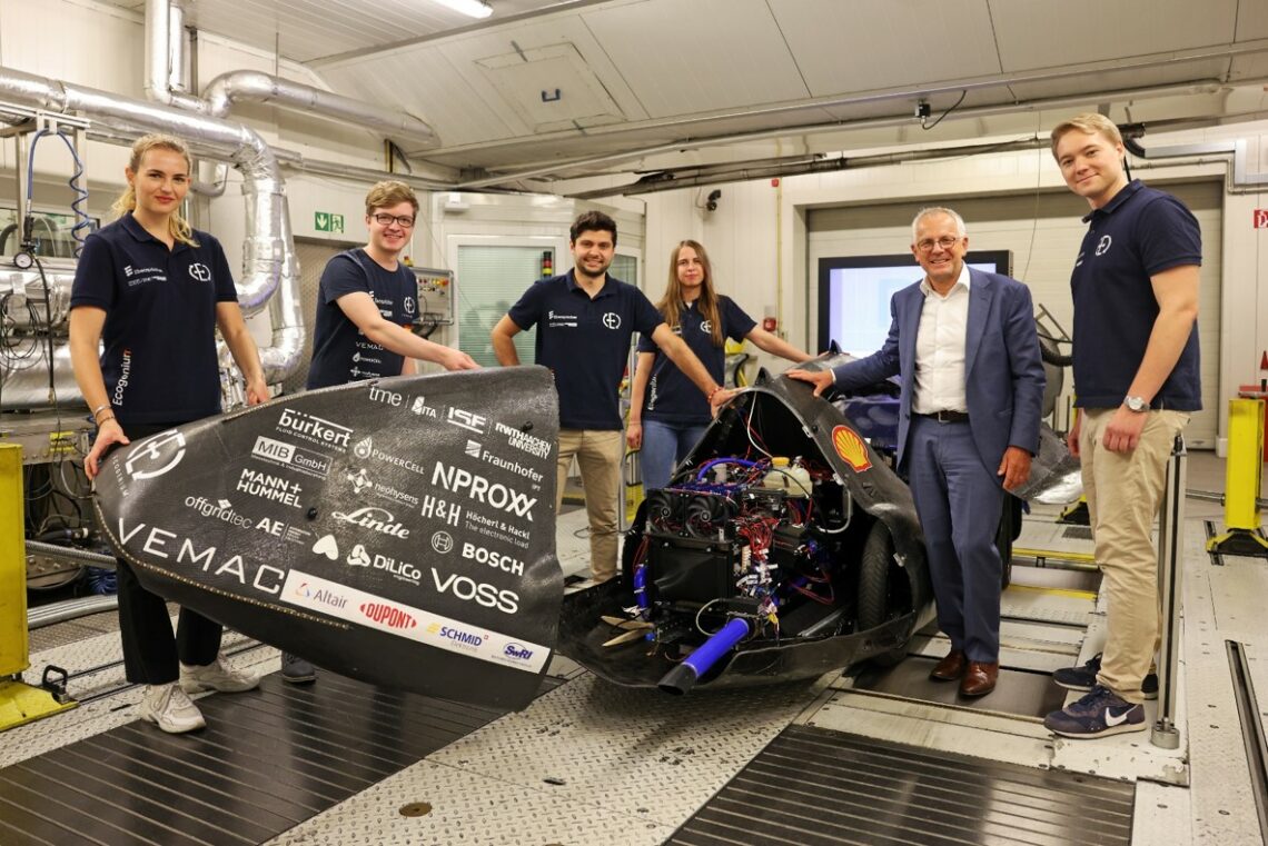 Prof. Stefan Pischinger und das Team von Ecogenium stellen das Wasserstoffauto Charlemagne auf den Prüfstand