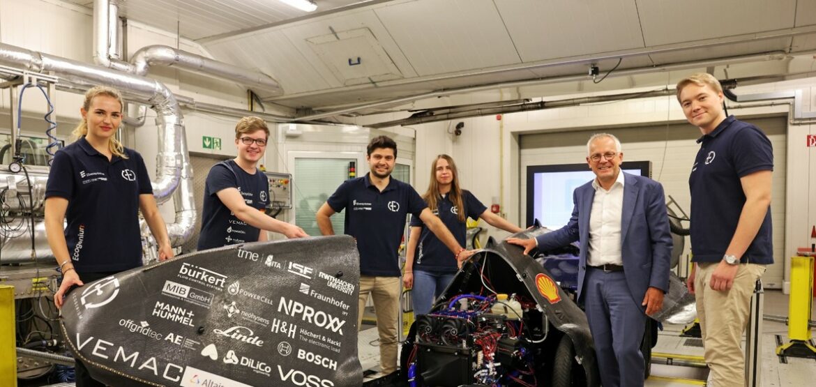 Prof. Stefan Pischinger und das Team von Ecogenium stellen das Wasserstoffauto Charlemagne auf den Prüfstand