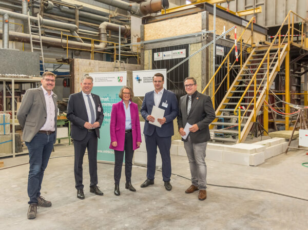 Ministerin Scharrenbach übergibt Förderbeischeid beim 1. Brandschutztest des Centers Building and Infrastructure Engineering