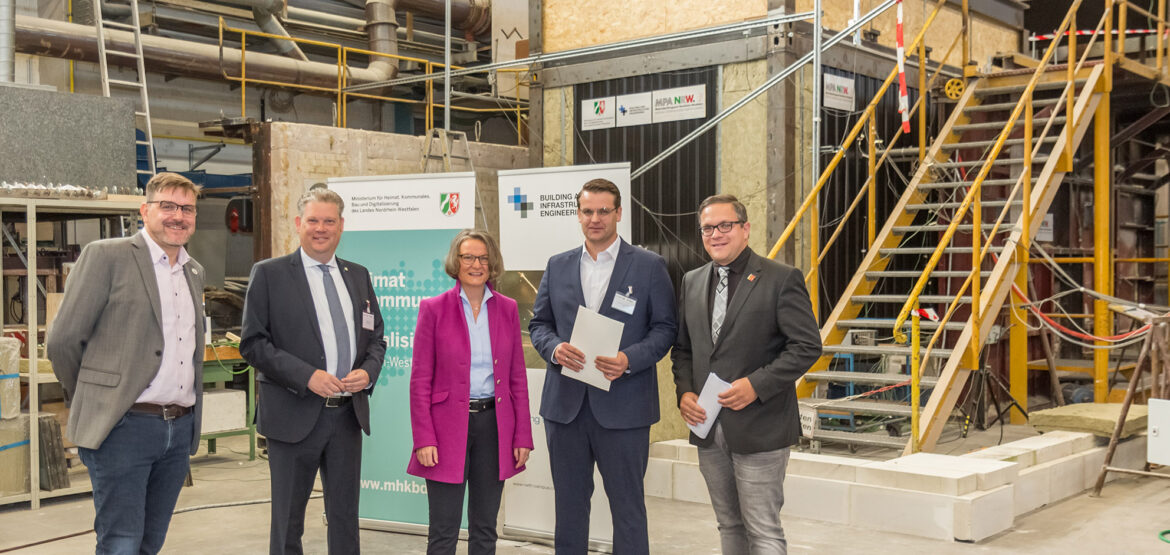 Ministerin Scharrenbach übergibt Förderbeischeid beim 1. Brandschutztest des Centers Building and Infrastructure Engineering