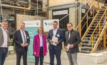 Ministerin Scharrenbach übergibt Förderbeischeid beim 1. Brandschutztest des Centers Building and Infrastructure Engineering