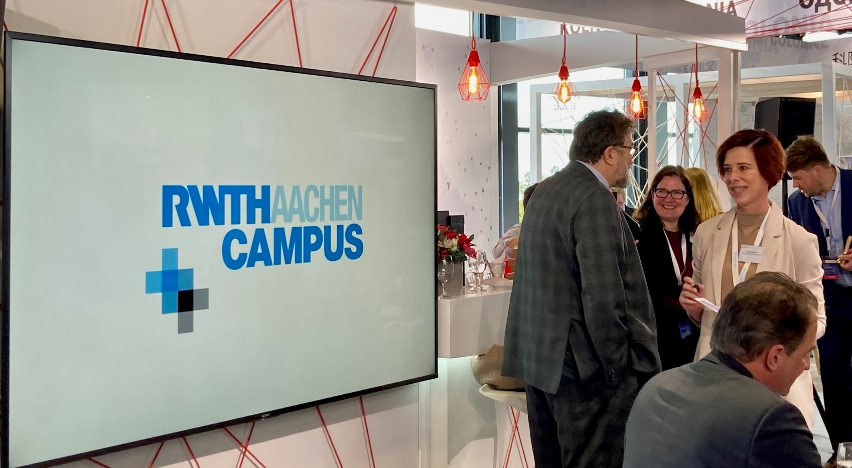 Stand auf der MIPIM in Cannes. Bildschirm mit RWTH Aachen Campus Logo
